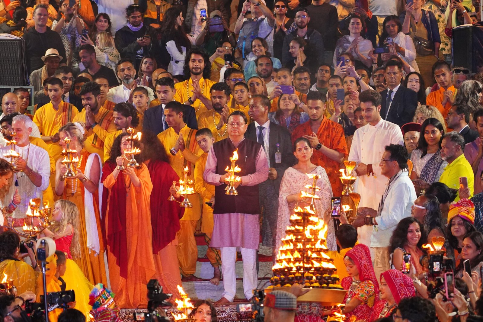 ऋषिकेश में गंगा आरती कर मुख्यमंत्री ने मां गंगा से की प्रदेश की समृद्धि की प्रार्थना