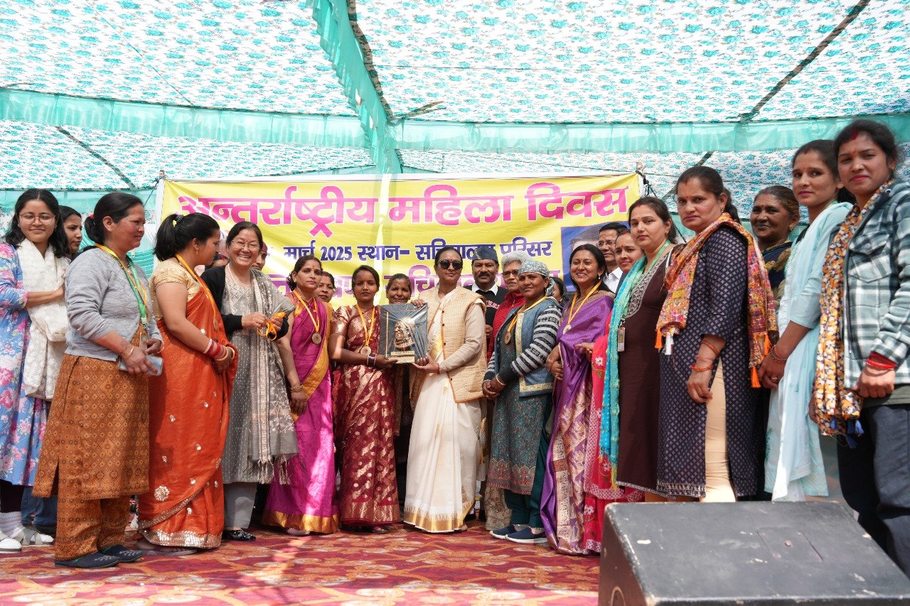 मुख्य सचिव ने उत्कृष्ट कार्य करने वाली महिला कार्मिकों तथा होमगार्ड को सम्मानित किया।