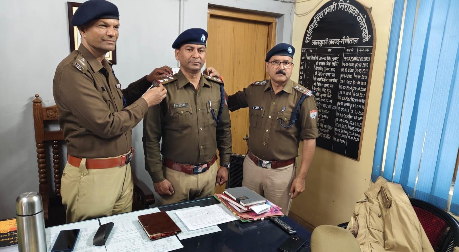 पुलिस अधीक्षक हल्द्वानी ने  हरेंद्र सिंह नेगी को निरीक्षक पद पर पदोन्नति पर कन्धों पर बैच अलंकृत कर दी शुभकामना।