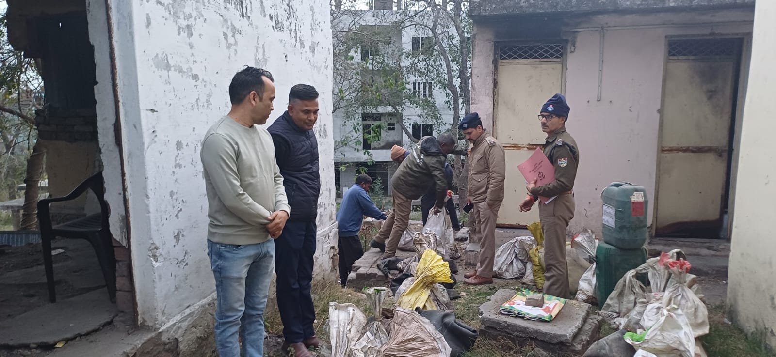 कोतवाली रामनगर में विभिन्न अभियोगों में बरामद शराब की गयी नष्ट ।