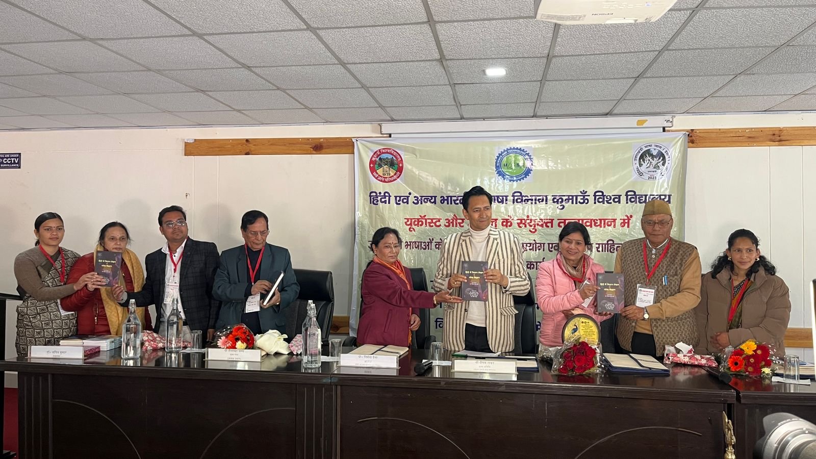 कुमाऊं आयुक्त दीपक रावत और अतिथियों द्वारा दीप प्रज्ज्वलित कर किया गया उद्घाटन।