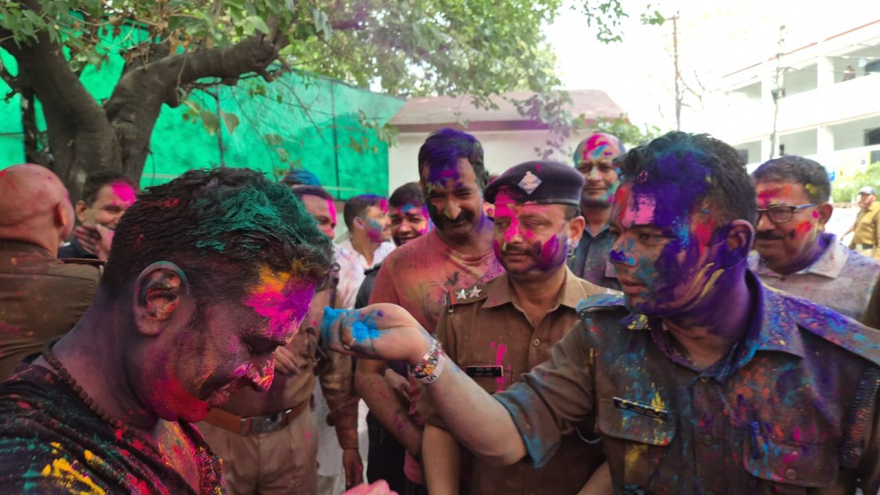 पुलिस होली मिलन एकता, प्रेम और सेवा का उत्सव”*  *एसएसपी नैनीताल ने अधि0/कर्मचारियों संग खेली होली*