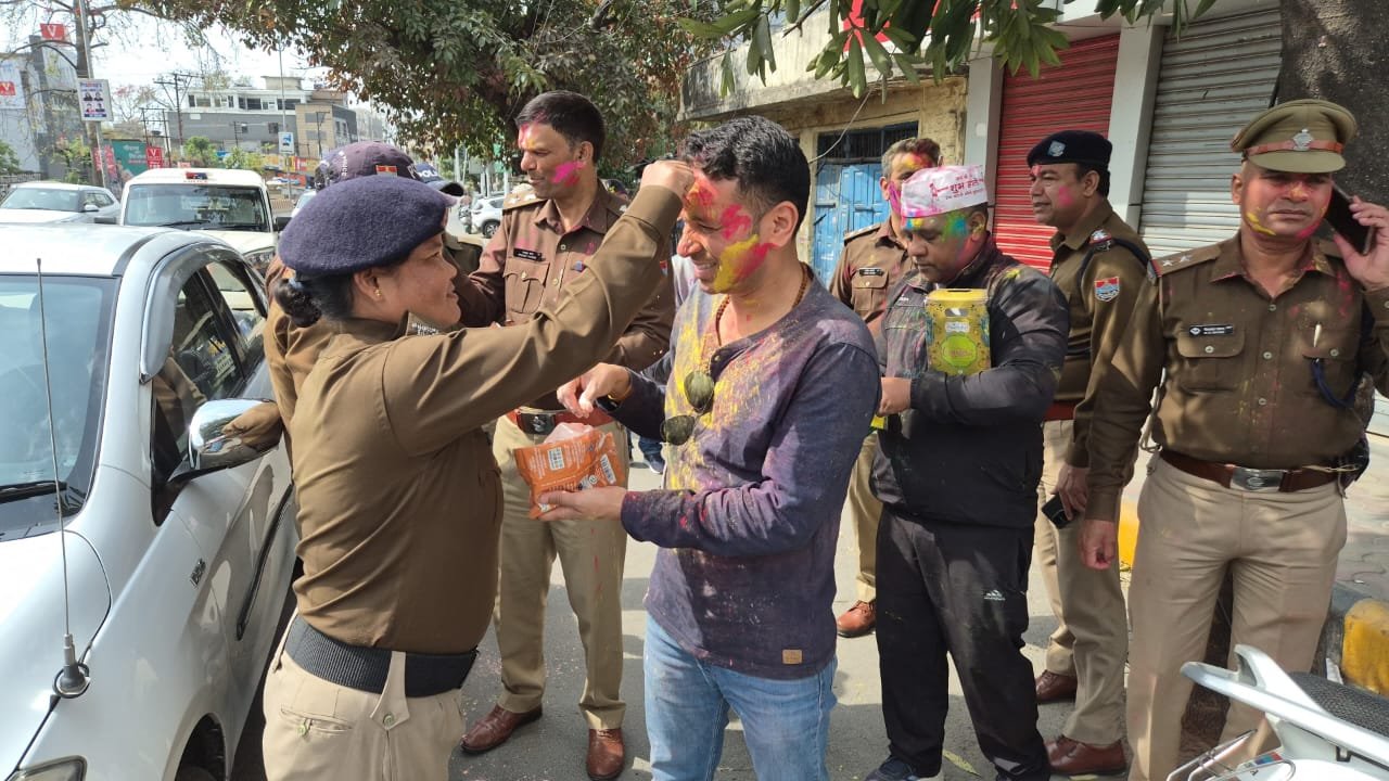 ड्यूटी में रंग, होली में खुशी – पुलिस मुखिया प्रहलाद मीणा संग पुलिस कर्मियों का होली जश्न!”*  *होली पर्व में SSP मीणा का अलग अंदाज, पुलिस जवानों के प्रति प्रेरणादायक कदम*