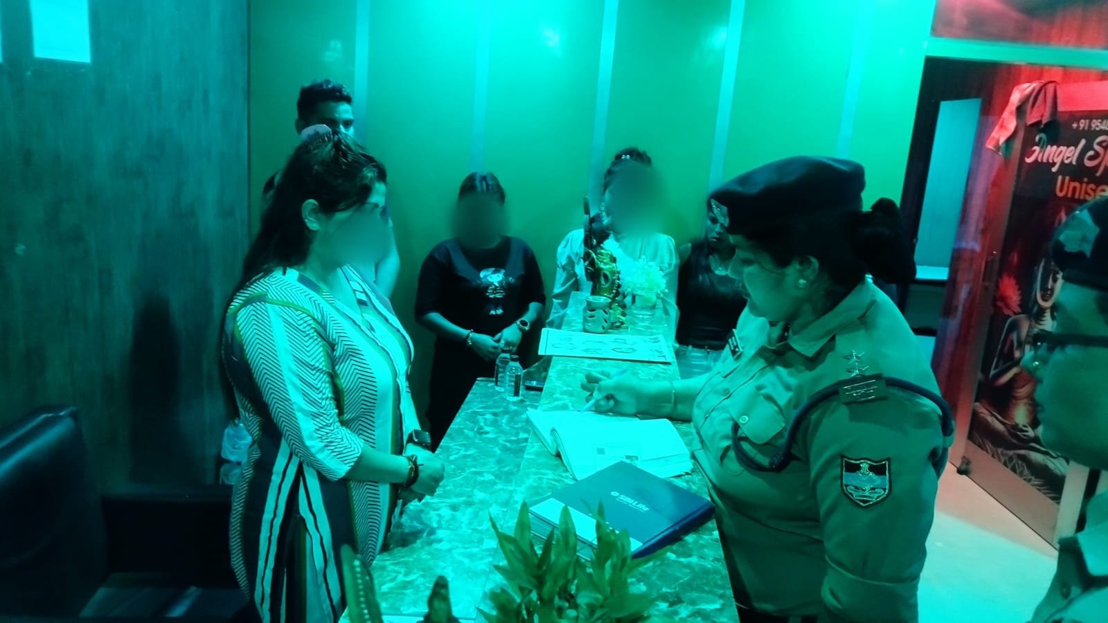 अनियमितता पाये जाने पर 04 स्पा सेंटरों पर पुलिस की कार्यवाही, 40,000 का किया जुर्माना*