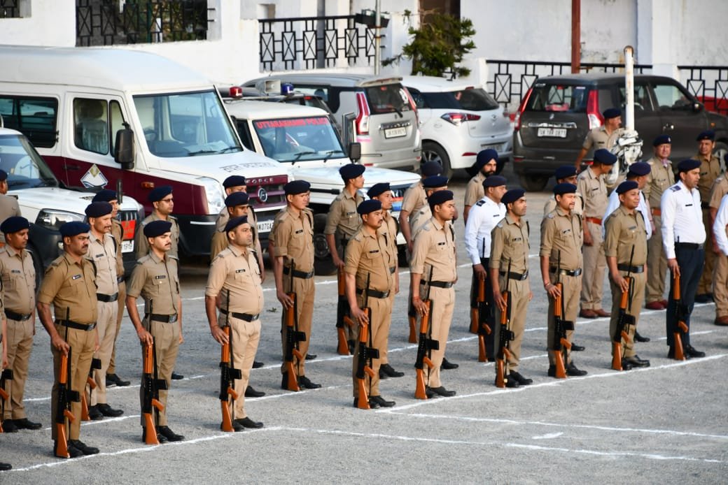 प्रहलाद नारायण मीणा, एसएसपी नैनीताल* द्वारा आज जनपद की पुलिस लाइन नैनीताल में पुलिस कर्मियों की परेड ली गई।