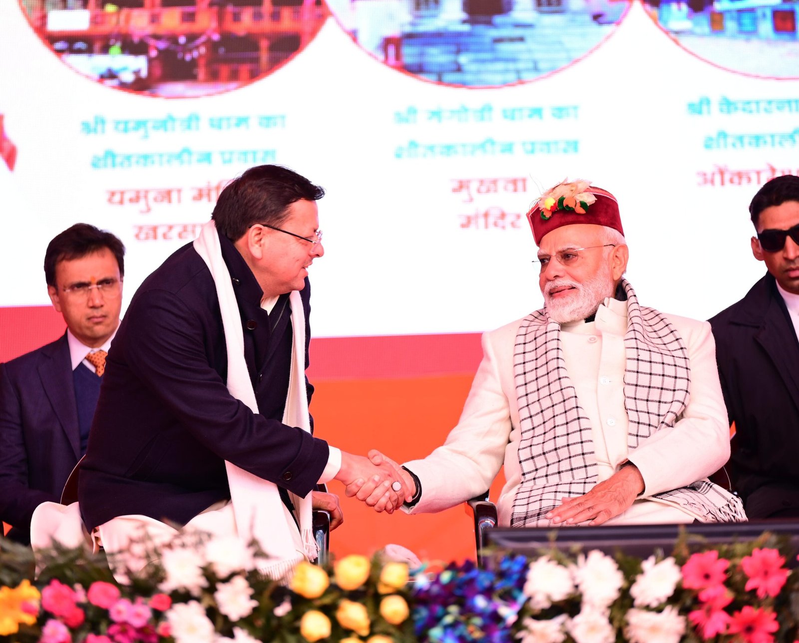 हाथ मिलाकर, पीठ थपथपाकर सीएम को शाबाशी