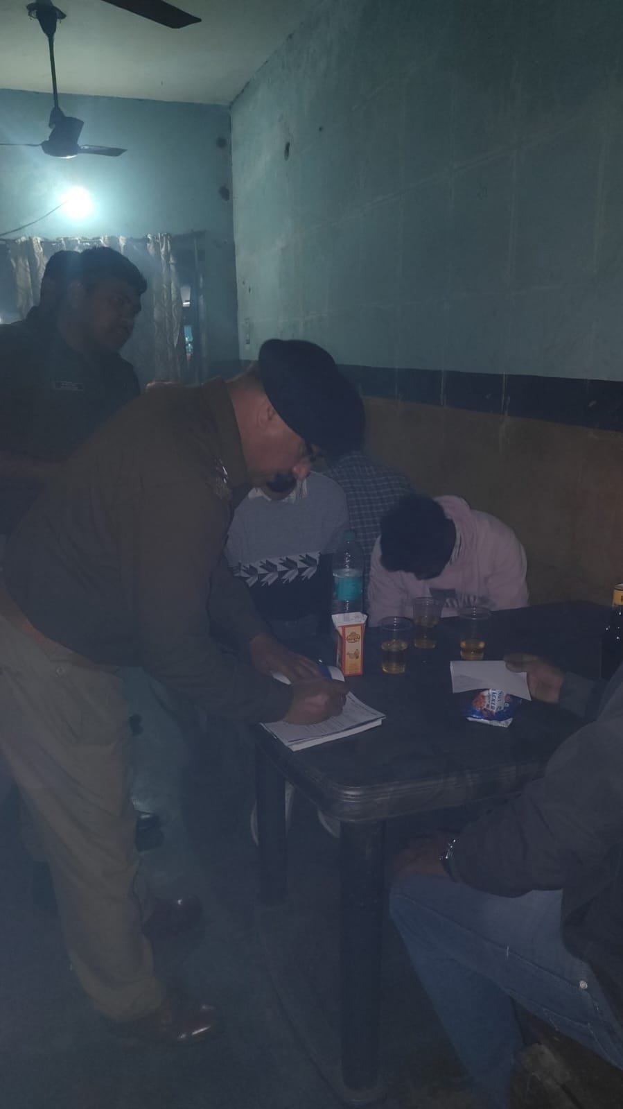 रामनगर पुलिस की कार्रवाई: होटल में परोसी जा रही शराब, 5 पर चला चालान