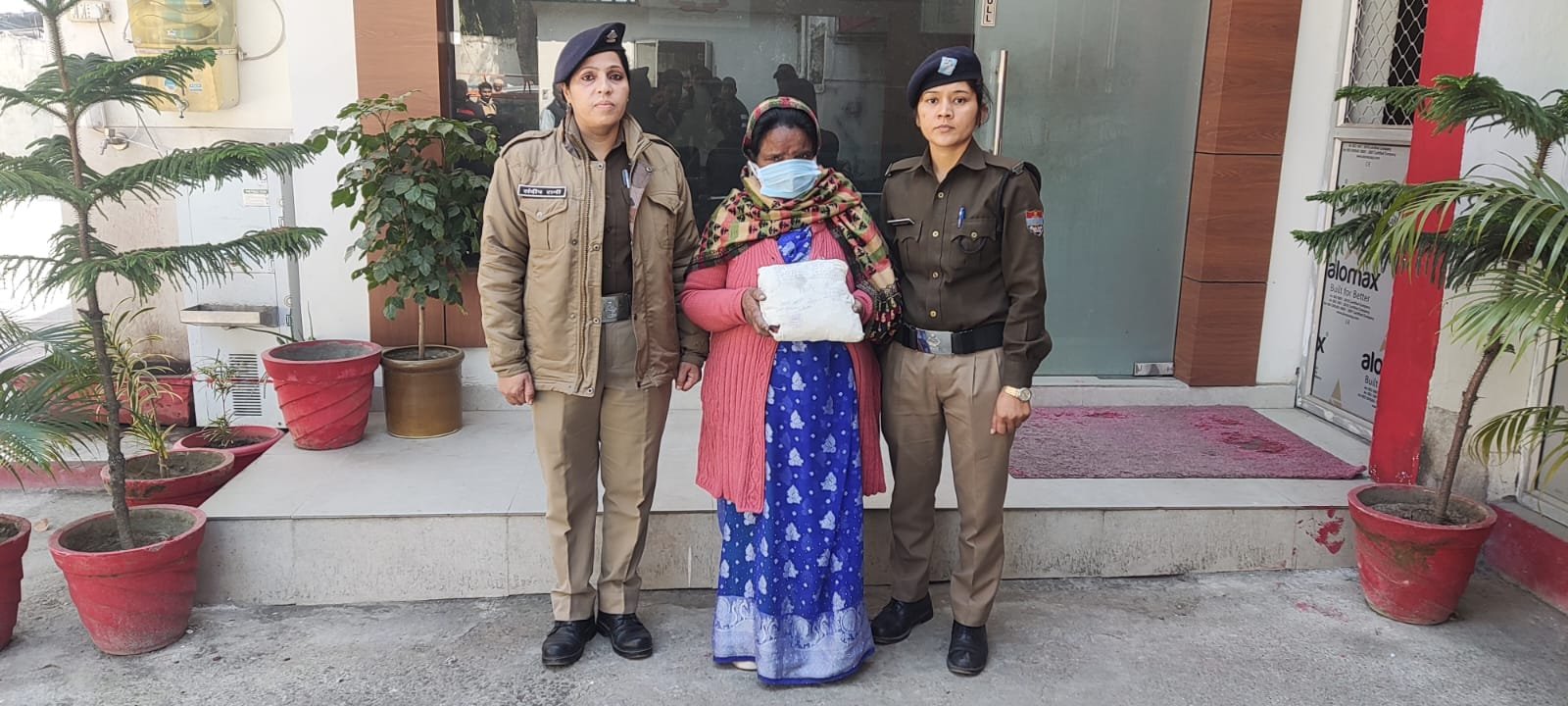 रामनगर पुलिस ने महिला तस्कर को 34 गांजे के पैकेटों के साथ किया गिरफ्तार