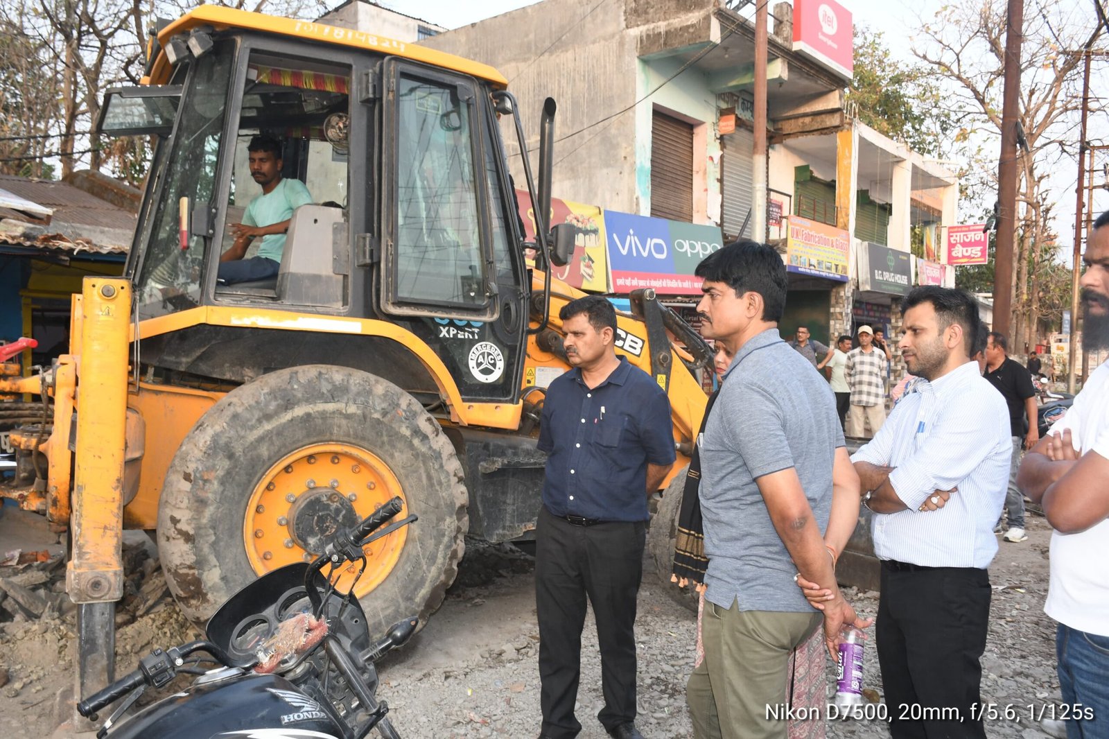 ऊंचापुल व कठघरिया में चला अतिक्रमण पर बुलडोजर, बैंक्वेट हॉल पर भी गिरी गाज।