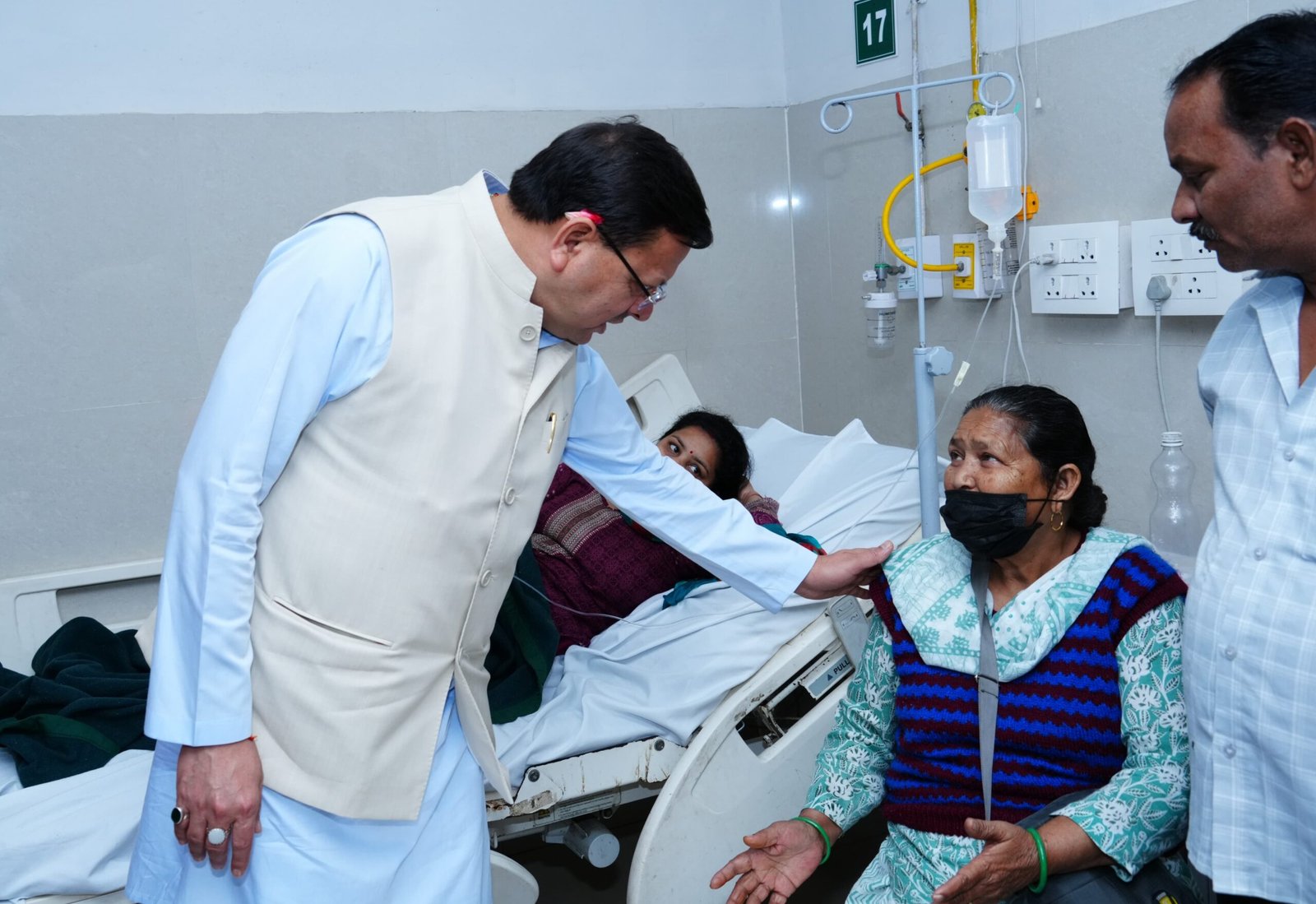 मुख्यमंत्री  पुष्कर सिंह धामी ने सोमवार को कोरोनेशन अस्पताल पहुंचकर फूड प्वाइजनिंग से बीमार लोगों को हाल चाल जाना।