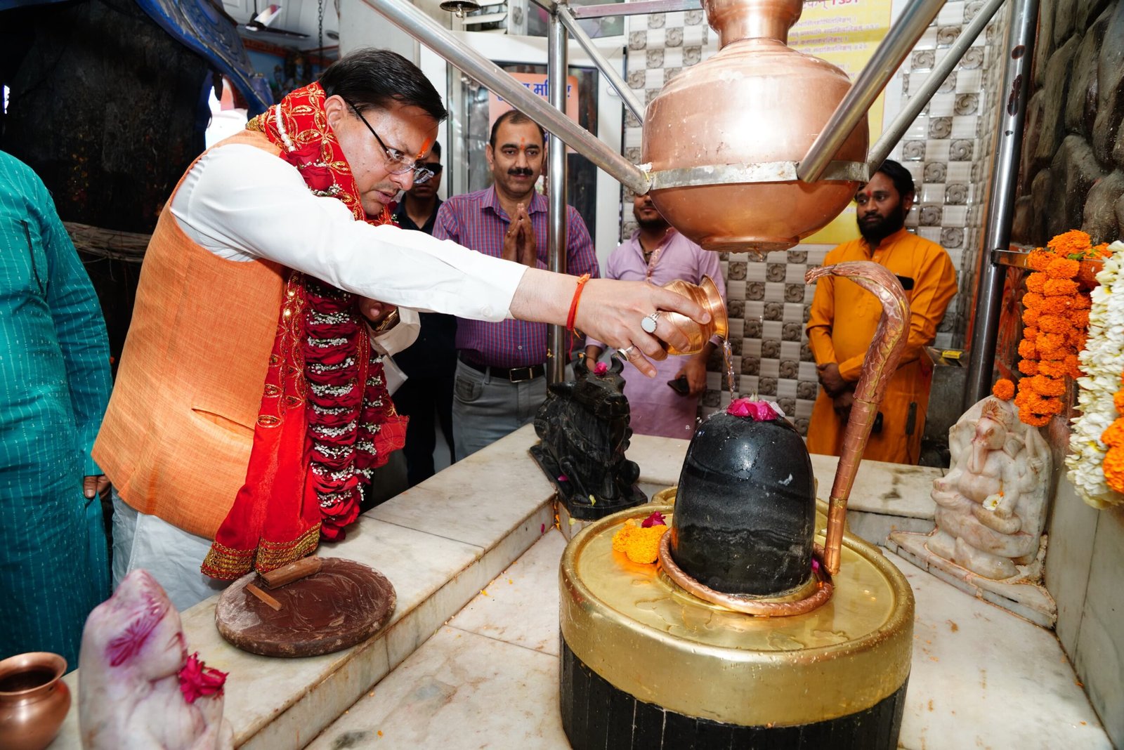 मुख्यमंत्री पुष्कर सिंह धामी ने हनुमान मंदिर में की पूजा, प्रदेश की खुशहाली की कामना