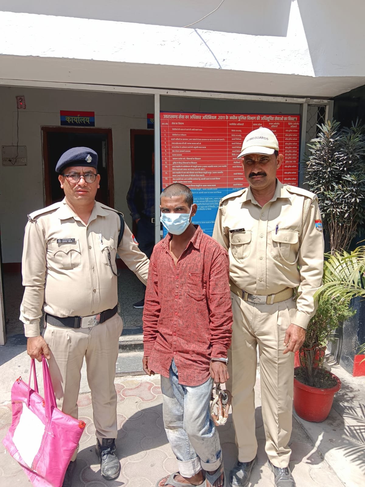 कोतवाली हल्द्वानी पुलिस ने मंदिर में हुई घंटी व नगदी चोरी की घटना का 24 घंटे के अंदर किया खुलासा*  *चोरी के माल सहित अभियुक्त गिरफ्तार*
