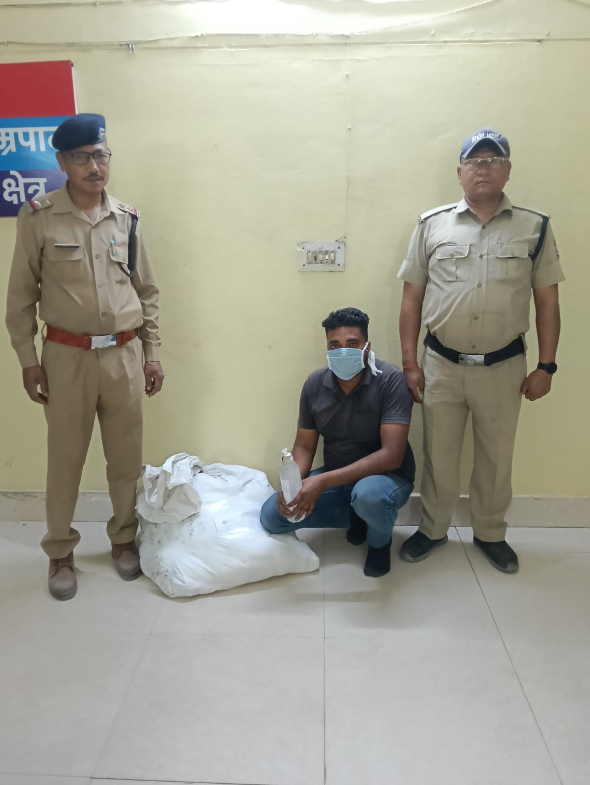 पुलिस ने अवैध कच्ची शराब के साथ एक व्यक्ति को किया गिरफ्तार, कब्जे से 210 पाउच कच्ची शराब बरामद*