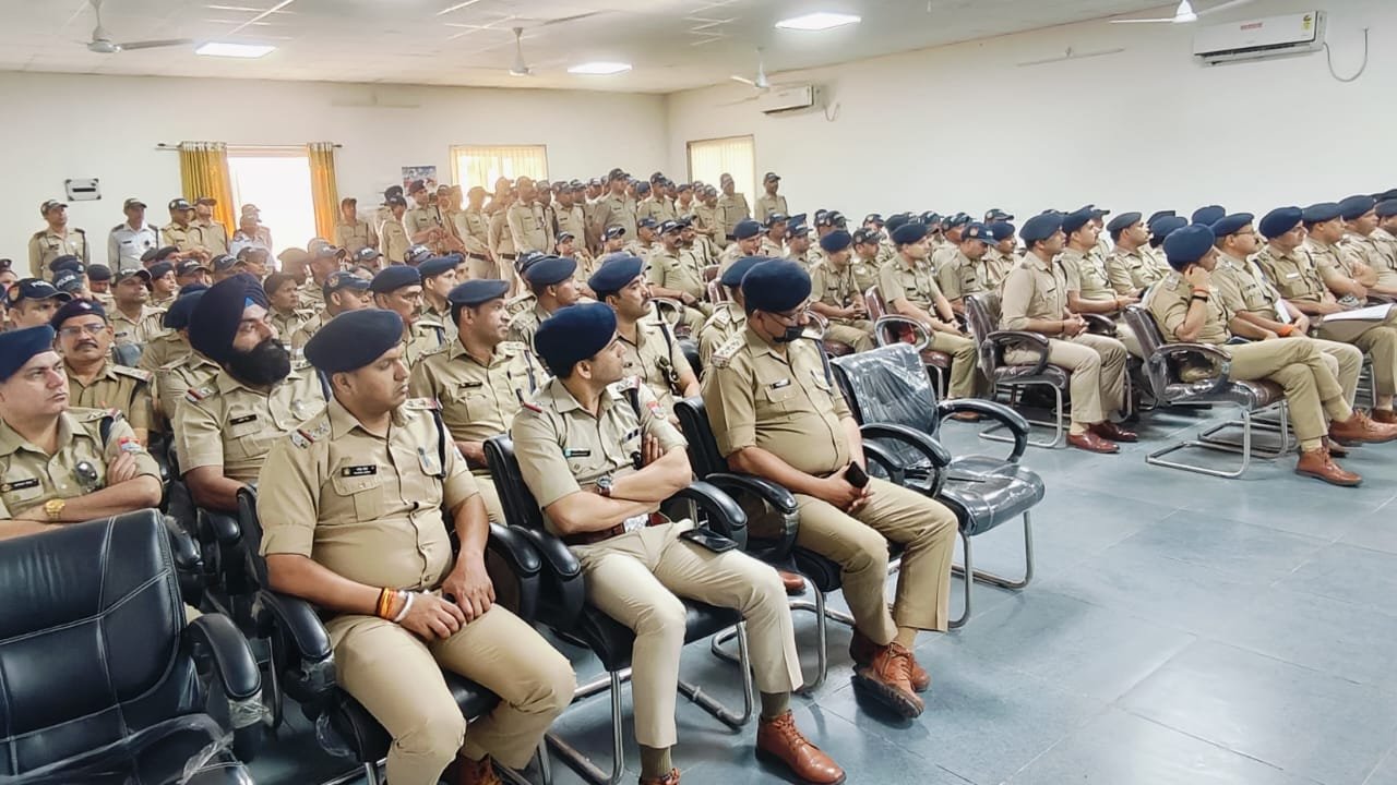 एसपी सिटी हल्द्वानी ने अवैध मदरसों के सत्यापन/सीलिंग ड्यूटी में लगे पुलिस कर्मियों को किया ब्रीफ, दिए निर्देश।