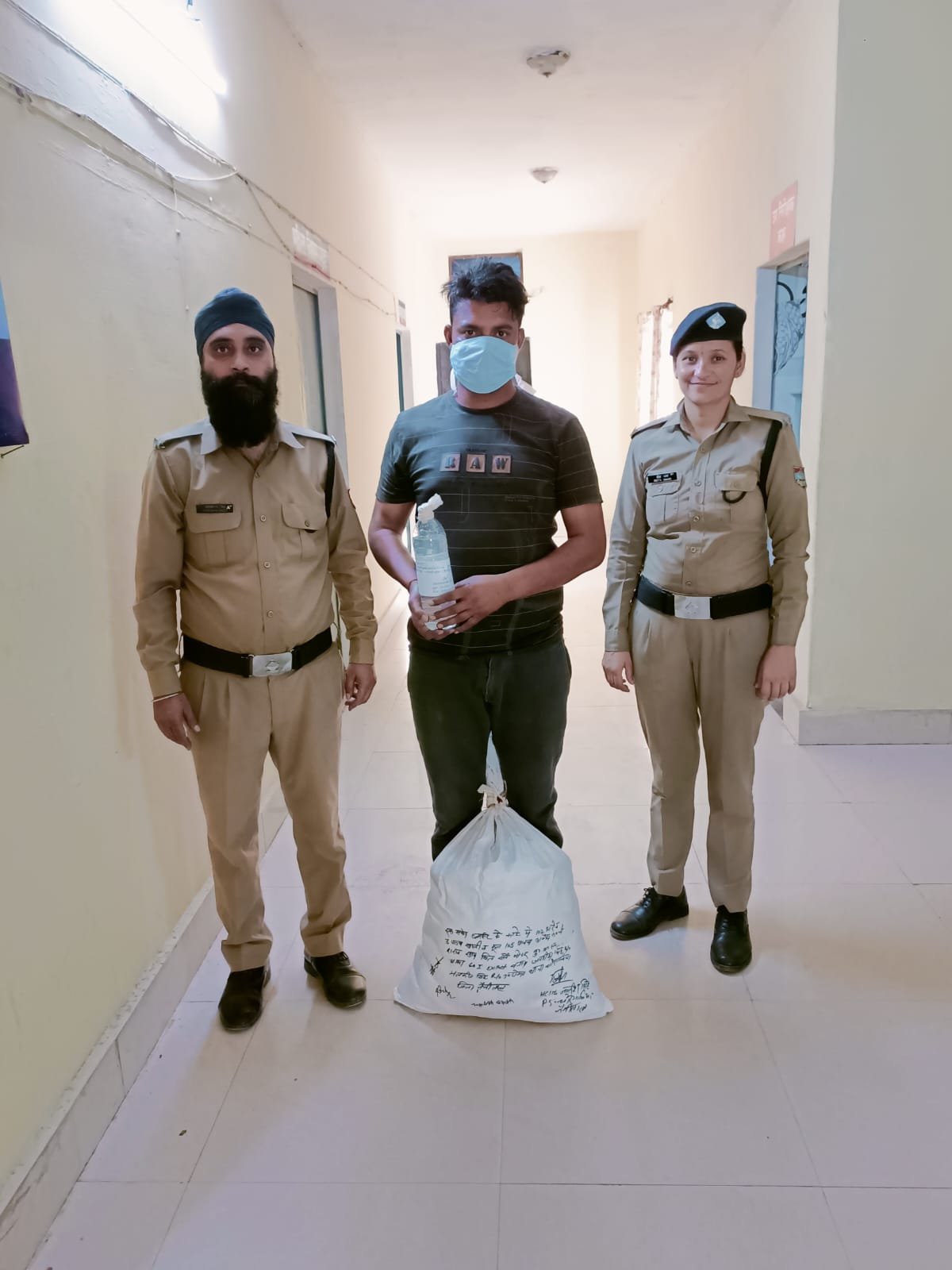 पुलिस ने शराब की तस्करी कर रहे 01 व्यक्ति को 105 पाउच अवैध शराब के साथ किया गिरफ्तार*