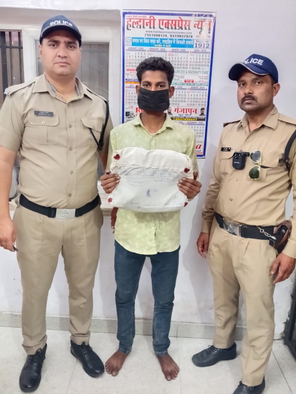 वनभूलपुरा पुलिस ने 12 घण्टे में किया चोरी का खुलासा*  *चोरी किये सोने-चांदी के आभूषणों व नगदी के साथ एक शातिर चोर गिरफ्तार*