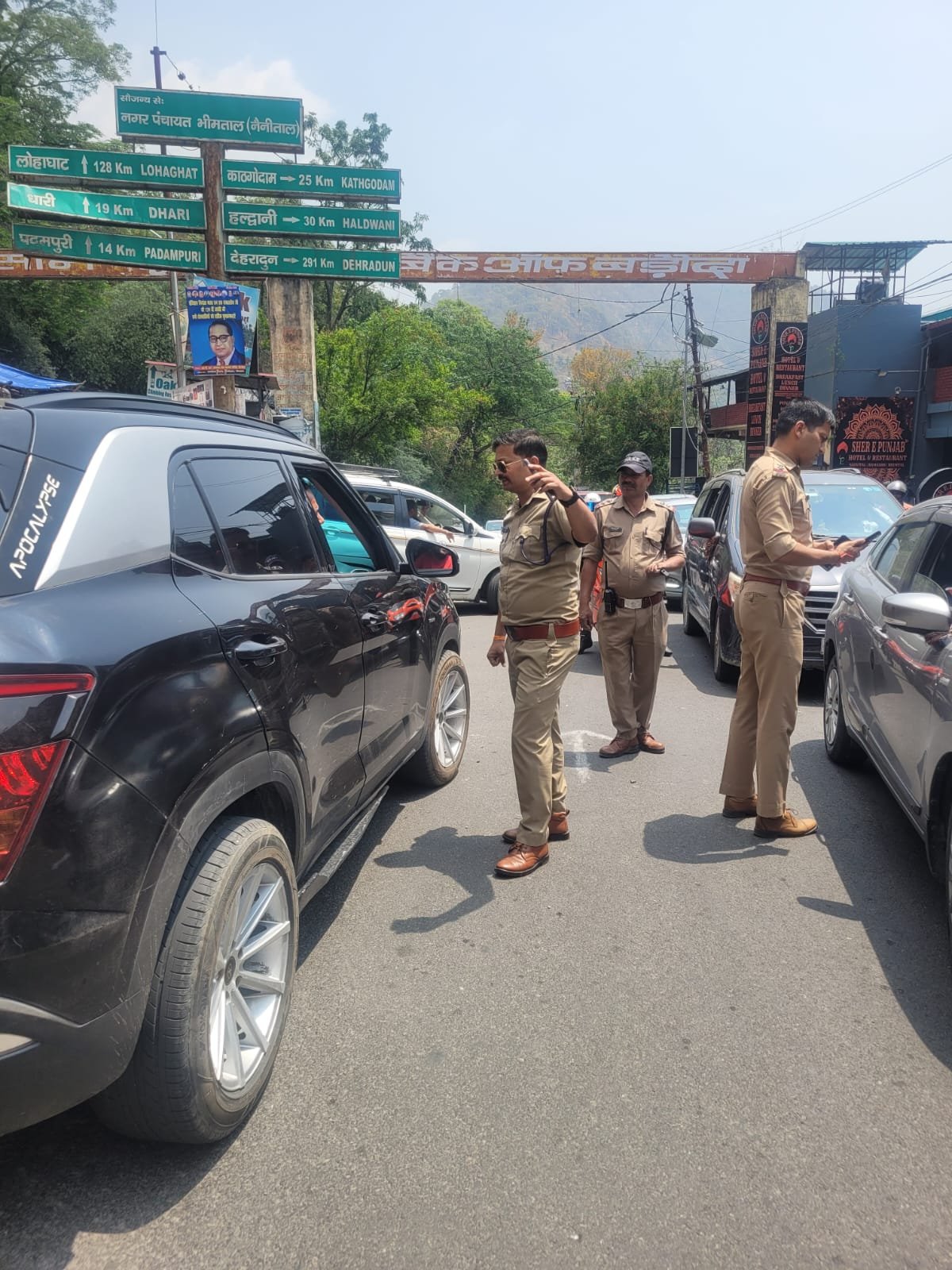 SSP नैनीताल के मार्गदर्शन में नैनीताल में पर्यटकों एवं श्रद्धालुओं को सुगम यातायात व्यवस्था/ सुरक्षा प्रदान करने हेतु नैनीताल पुलिस है तत्पर