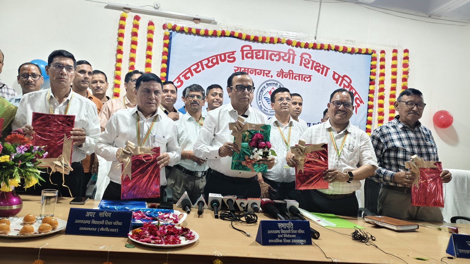 हाईस्कूल में कमल-जतिन अव्वल, इंटर में अनुष्का ने लहराया परचम।