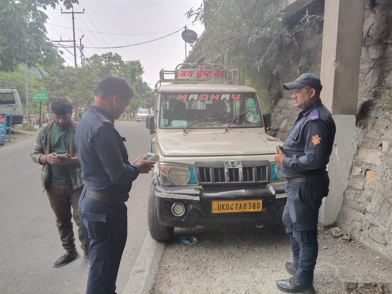 नैनीताल में नो पार्किंग और ट्रैफिक उल्लंघन पर सख्ती, पुलिस का सघन चेकिंग अभियान”