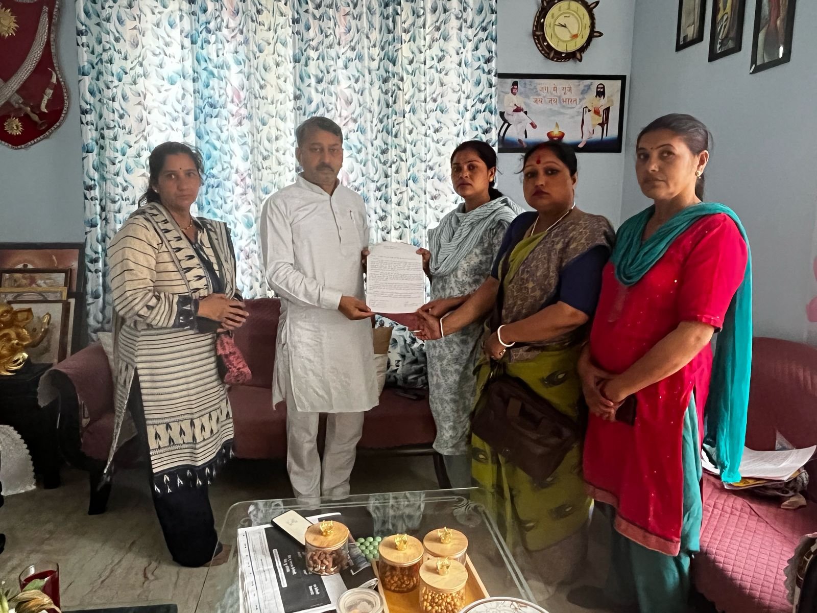 “पाटकोट में शराब की दुकान खुलने का विरोध, महिलाओं ने सौंपा ज्ञापन”