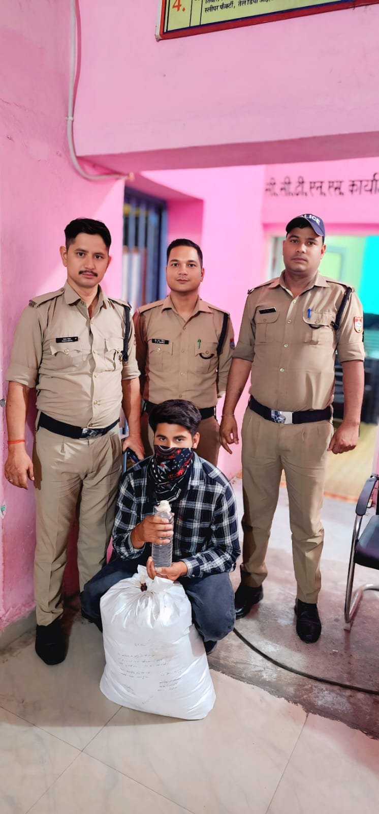 पुलिस की टीम ने एक शराब तस्कर को 101 पाउच अवैध शराब के किया गिरफ्तार*