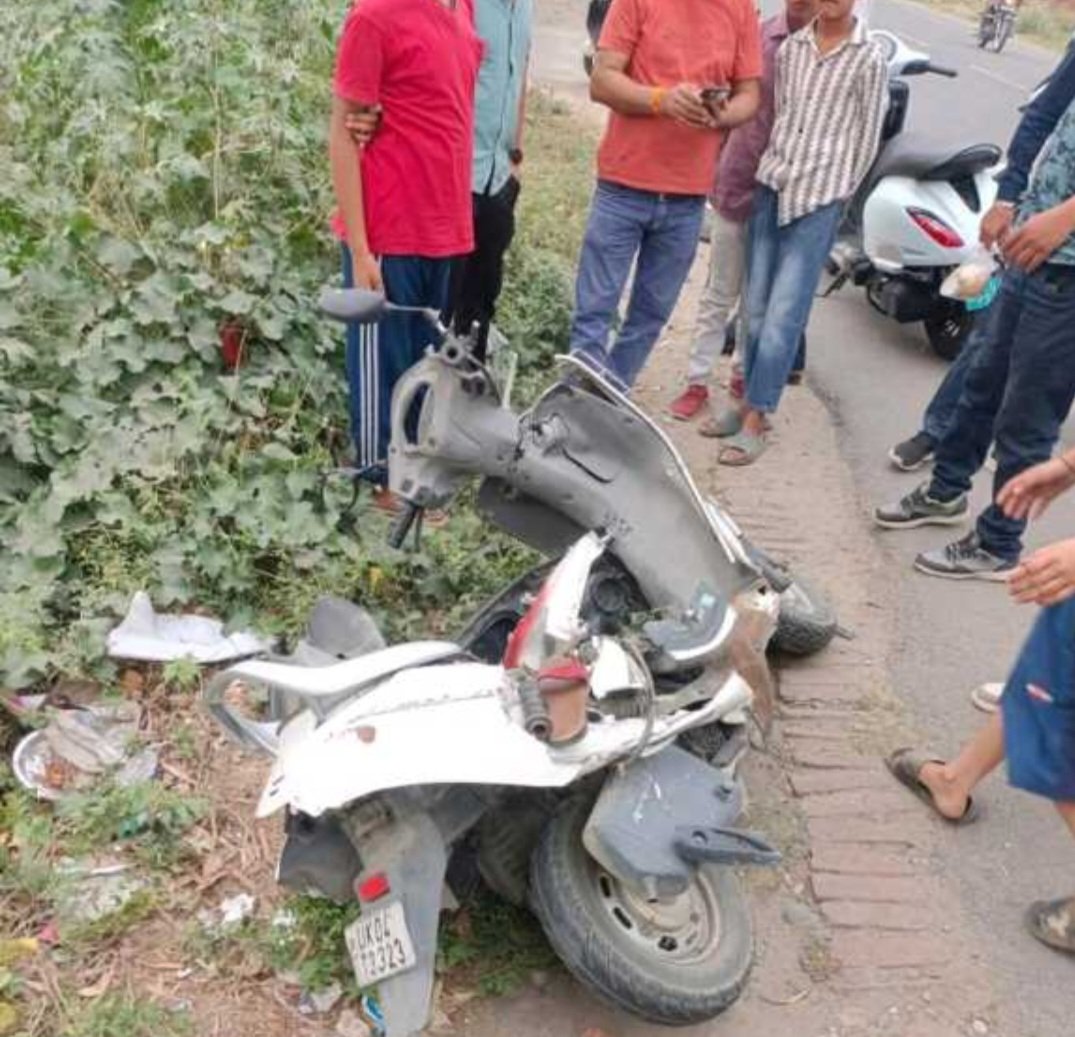 हल्द्वानी: बस और स्कूटी की टक्कर में युवती की मौत, साथी गंभीर घायल।