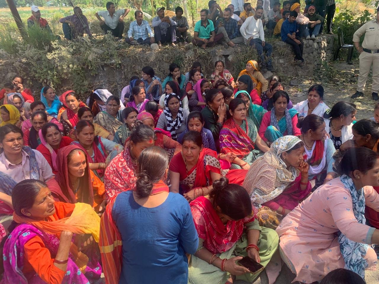 पाटकोट में शराब की दुकान खोलने के विरोध में धरने का दूसरा दिन, महिलाओं ने रात्रि धरने की दी चेतावनी।