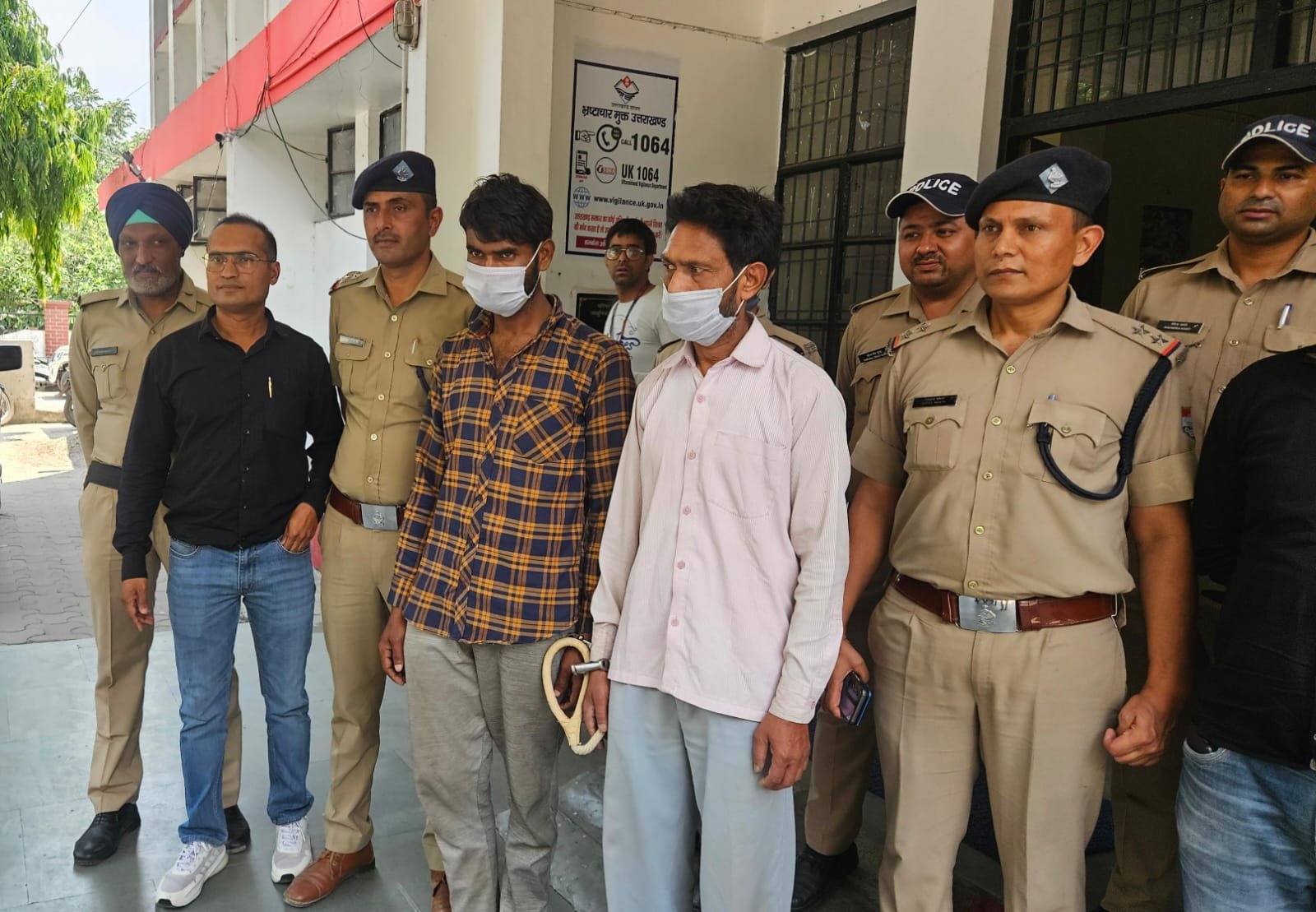 एसएसपी नैनीताल के नेतृत्व में दो शातिर चोर गिरफ्तार, लाखों के जेवरात व सामान बरामद।