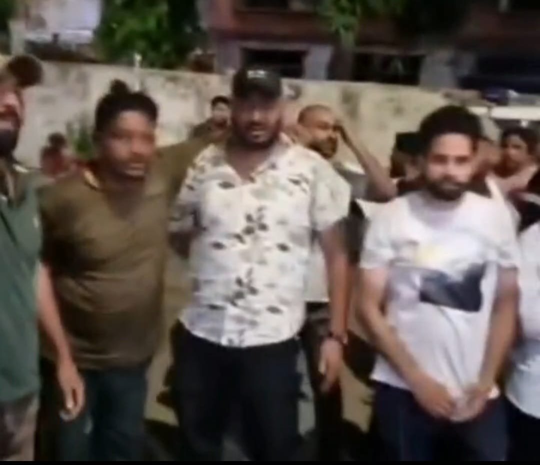 चौकी इंचार्ज की दबंगई से उबल पड़ा पर्यटन समुदाय — जिप्सी चालकों ने की बर्खास्तगी की मांग