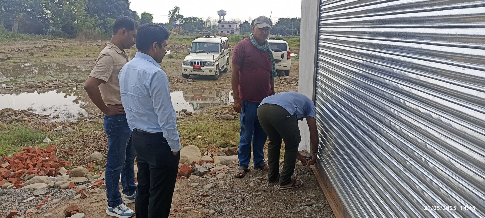 शराब दुकान पर चला प्रशासन का डंडा, उपजिलाधिकारी ने किया निरीक्षण।