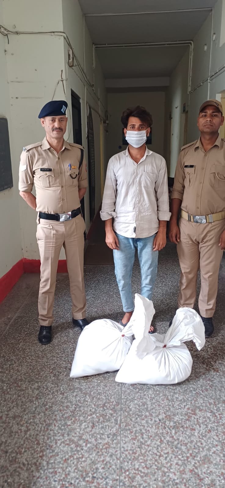 “‘Drug Free Devbhoomi’ अभियान के तहत रामनगर में पुलिस की बड़ी कार्रवाई, 160 पाउच कच्ची शराब बरामद”