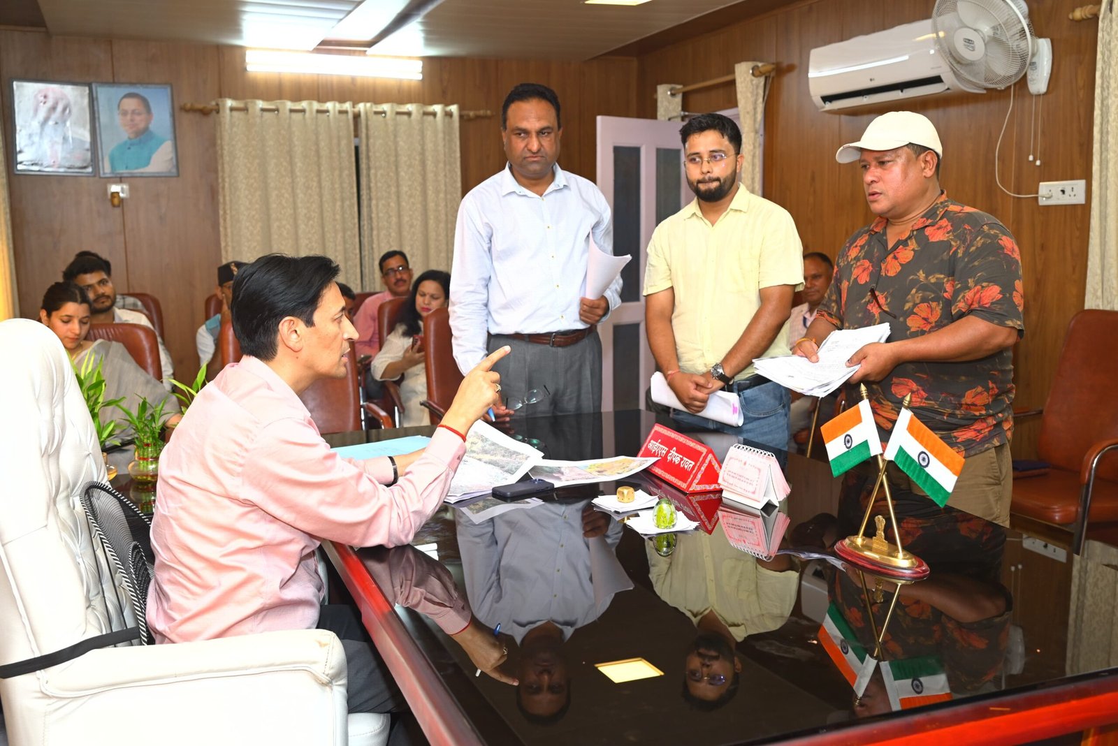 “जनता की समस्याओं पर आयुक्त दीपक रावत सख्त, अधिकारियों को दिए त्वरित कार्रवाई के निर्देश”