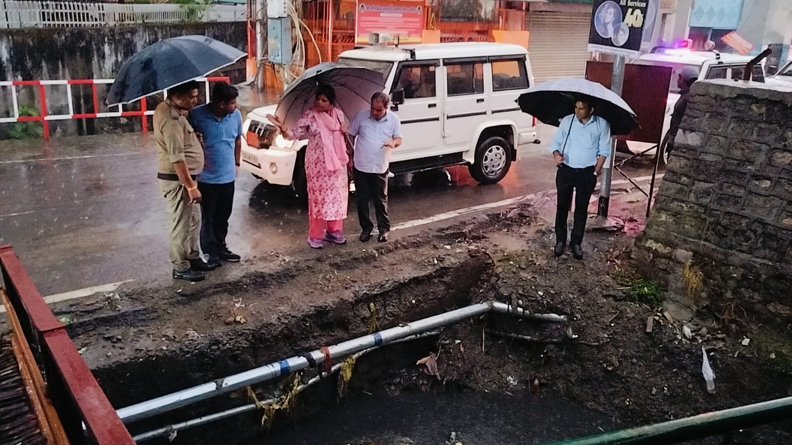 जलभराव की शिकायतों पर तत्काल कार्रवाई, उपजिलाधिकारी व नगर आयुक्त ने किया निरीक्षण।