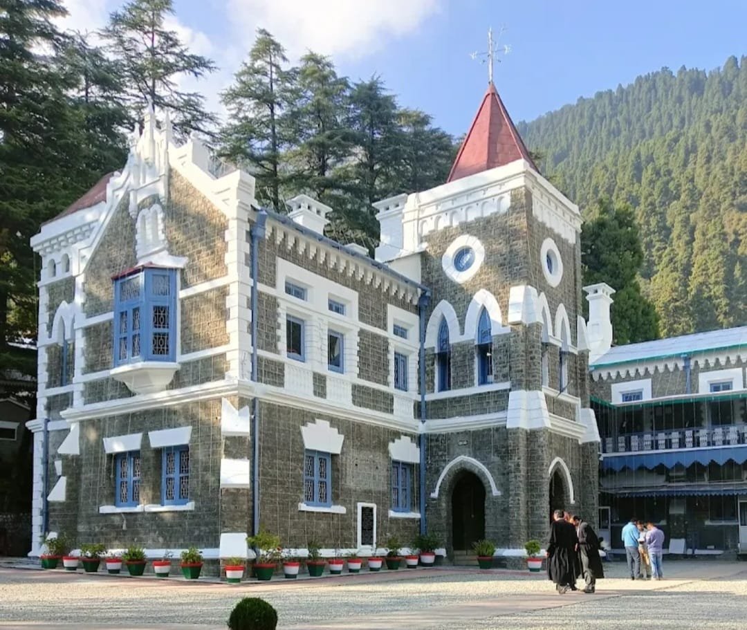 कॉर्बेट में पेड़ों की अवैध कटाई पर हाईकोर्ट सख्त, सरकार से रिपोर्ट तलब।
