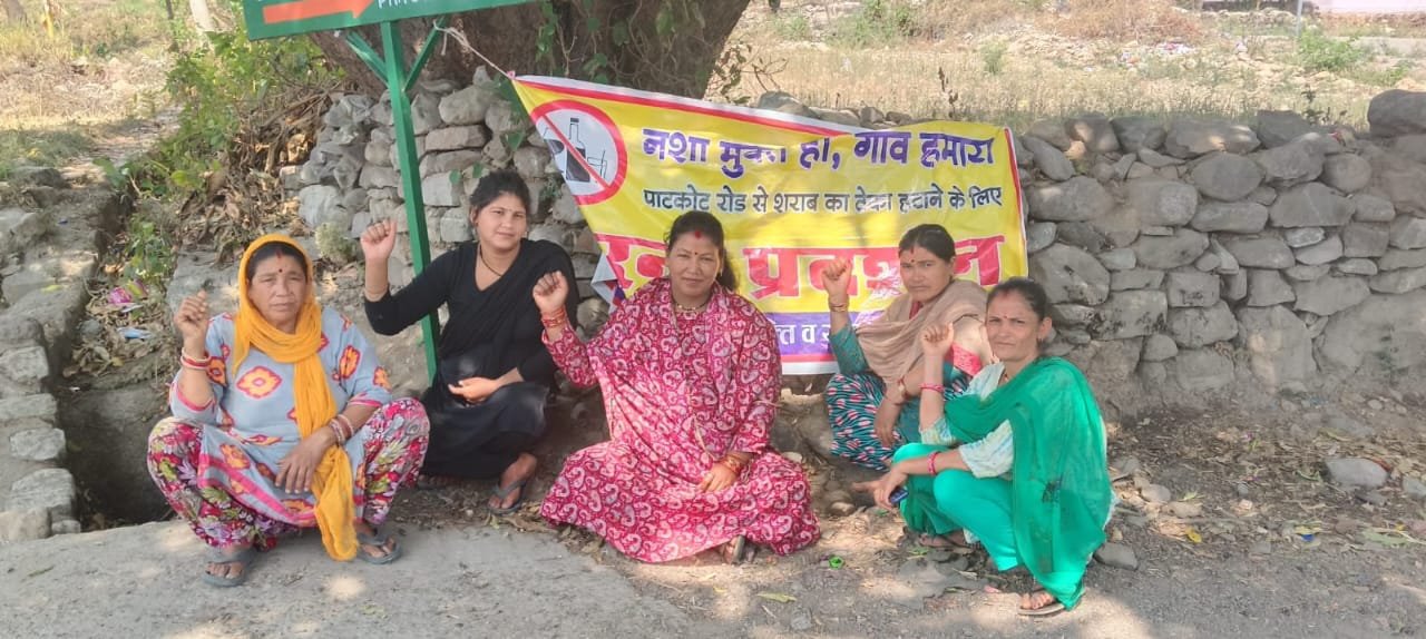 “पाटकोट में शराब के ठेके के खिलाफ महिलाओं का आंदोलन 43वें दिन भी जारी”