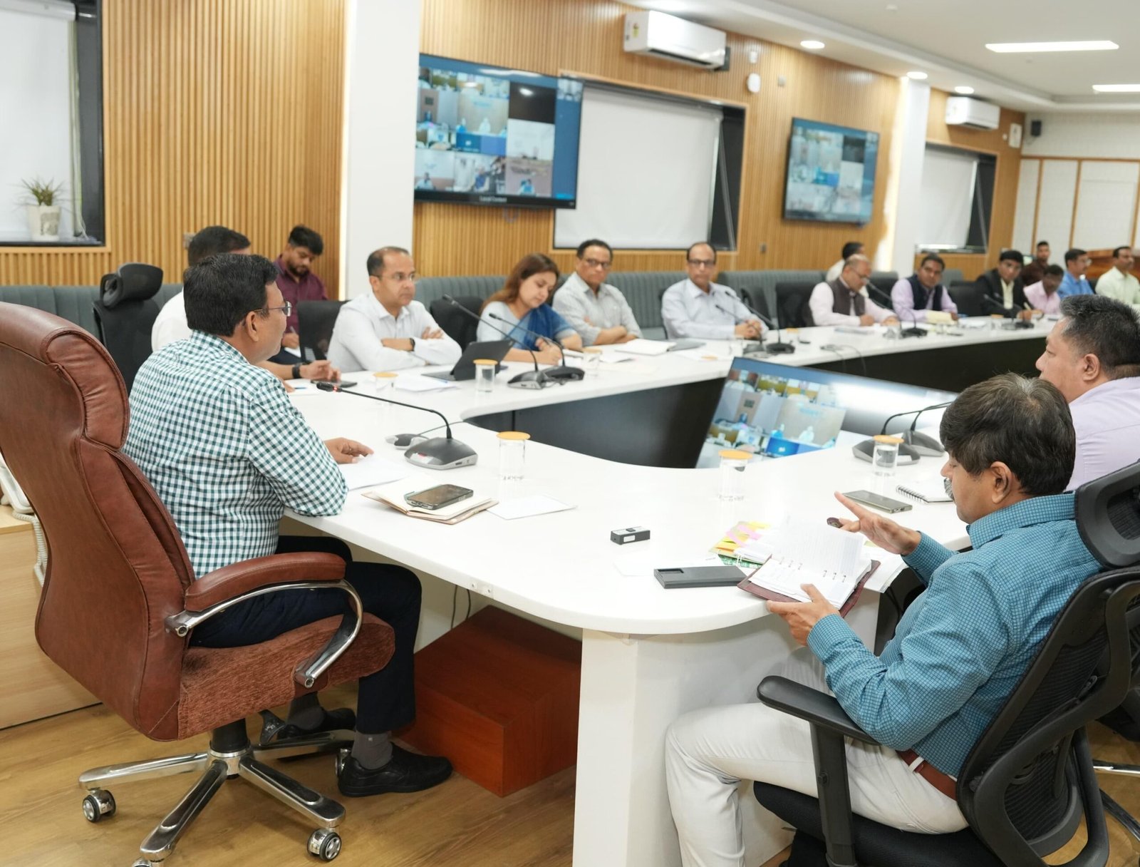मुख्य सचिव आनन्द बर्द्धन की अध्यक्षता में मंगलवार को सचिवालय में सचिव समिति की बैठक आयोजित हुई।