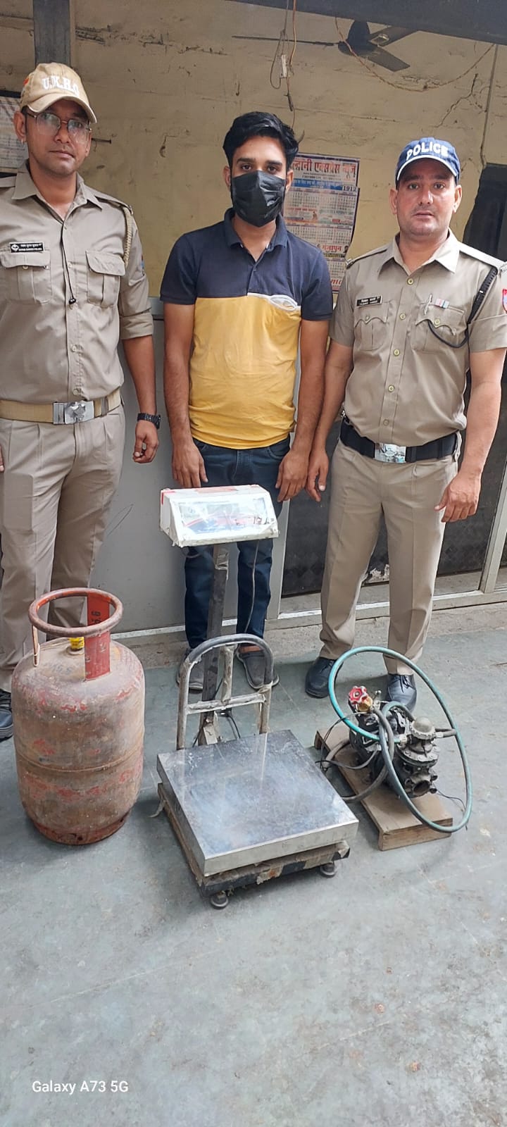 गैस सिलेंडरों से रिफिलिंग कर उपभोक्ताओं के जेब पर डाका डालने वाले 02 आरोपियों को न बनभूलपुरा पुलिस ने किया गिरफ्तार,*