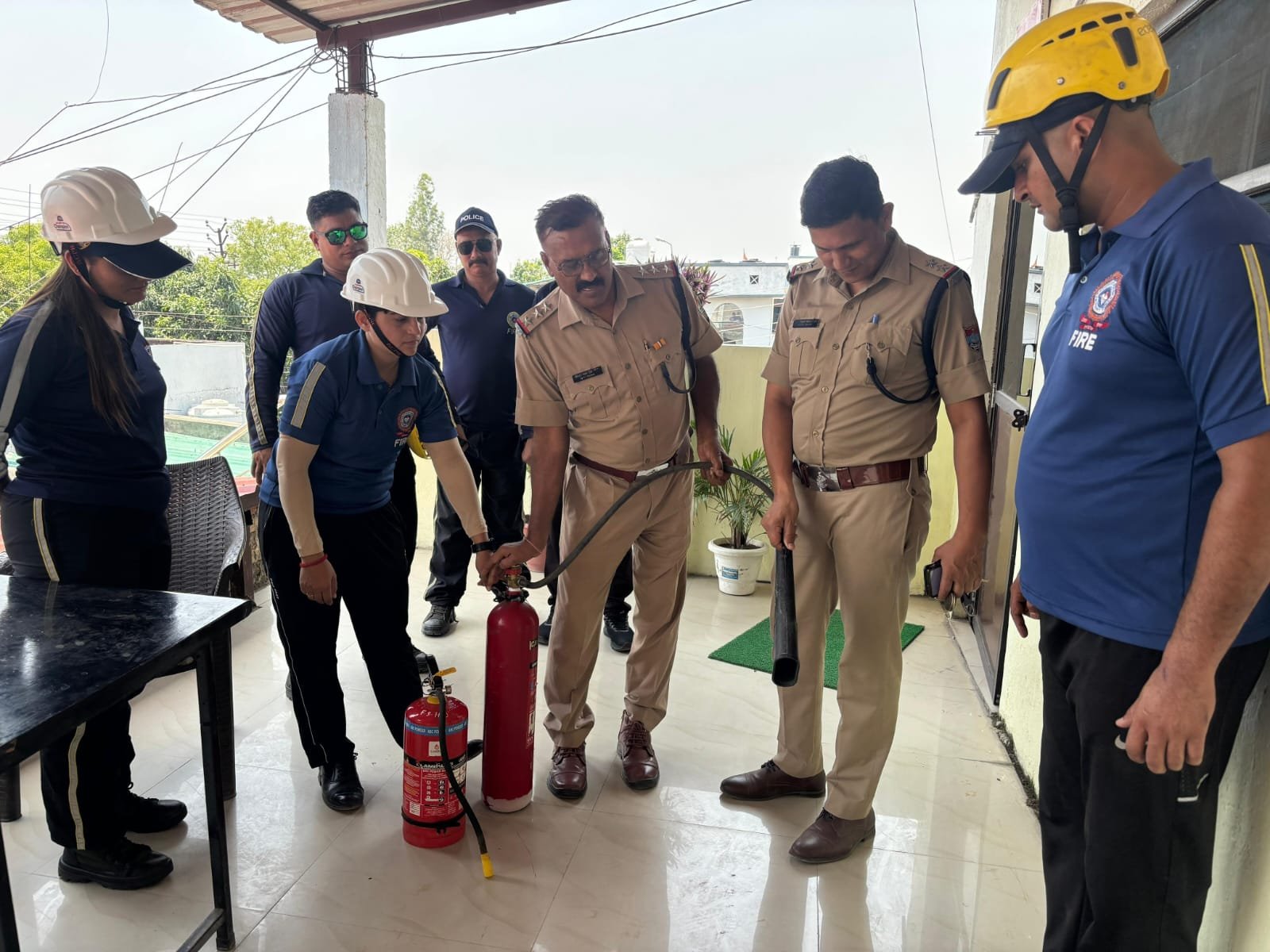 अग्निशमन सेवा द्वारा पुलिस बल के लिए अग्नि सुरक्षा प्रशिक्षण”