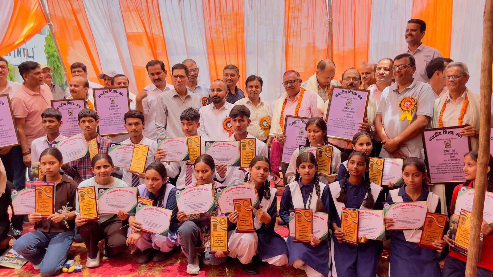 मेधावी छात्र छात्राओ एवं सेवा निवृत्त शिक्षक शिक्षिकाओं का किया सम्मान।