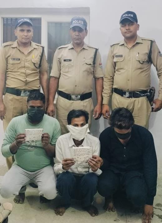 बनभूलपुरा में सट्टा खाईबाड़ी पर पुलिस का शिकंजा, तीन गिरफ्तार।
