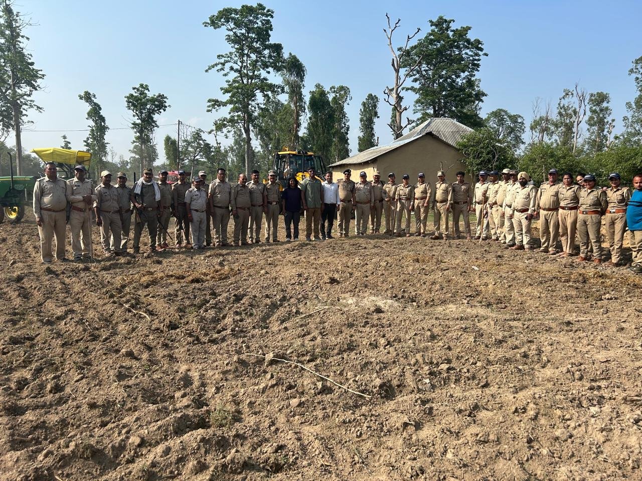 गुज्जरों द्वारा कब्जाई गई 22 हेक्टेयर वन भूमि वन विभाग ने खाली कराई।