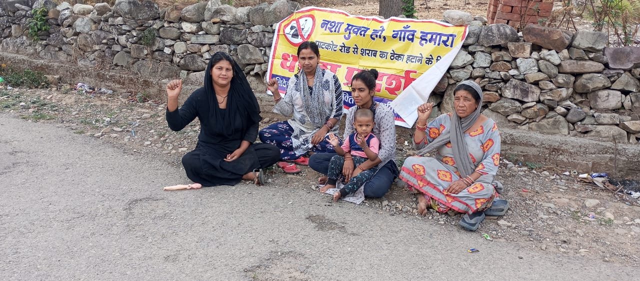 धरने का 53वां दिन: महिलाओं ने दोहराई मांग, ‘जब तक आदेश नहीं तब तक आंदोलन जारी'”
