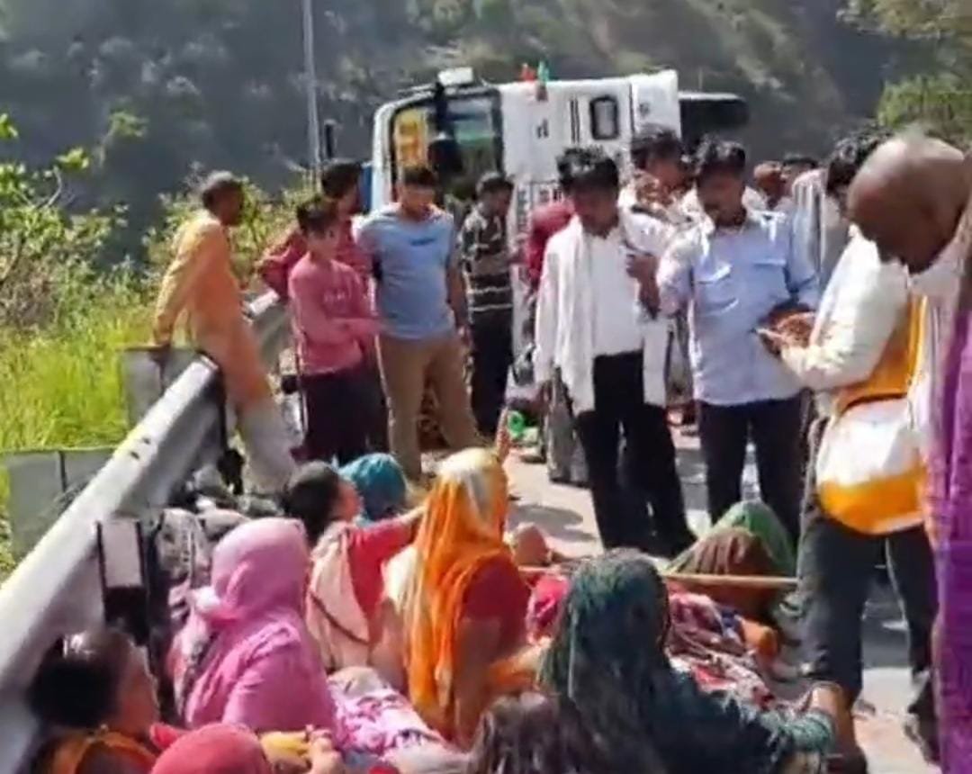 गंगोत्री हाईवे पर बड़ा हादसा: तीर्थयात्रियों की बस पलटी, 10 घायल