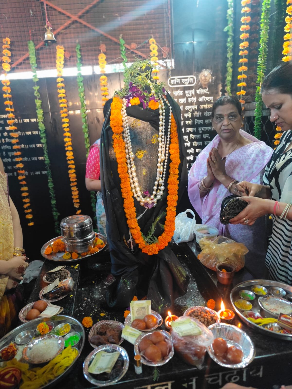 प्रातः 4 बजे से उमड़े श्रद्धालु, महंत डॉ. शुभम गर्ग ने किया भक्तों के कल्याण हेतु आशीर्वाद