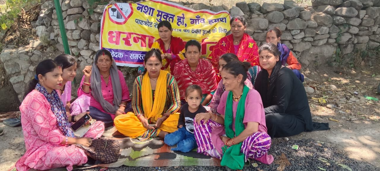 पाटकोट रोड पर शराब दुकान के खिलाफ महिलाओं का आंदोलन 47वें दिन भी जारी, लिखित आदेश की मांग तेज।