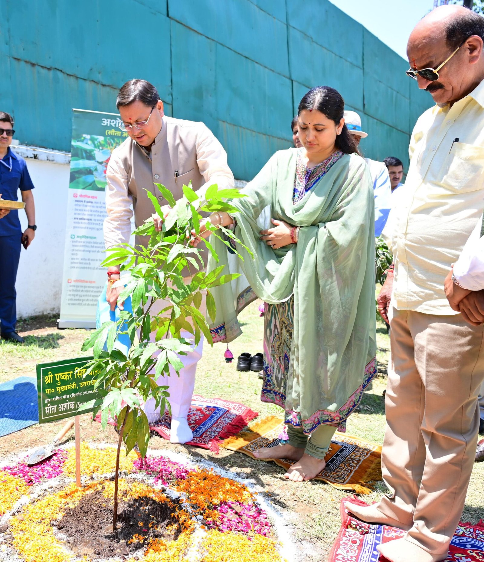 एक पेड़ माँ के नाम”: मुख्यमंत्री पुष्कर सिंह धामी ने किया पौधारोपण, जनता से मातृ सम्मान हेतु वृक्षारोपण का आह्वान 🌿