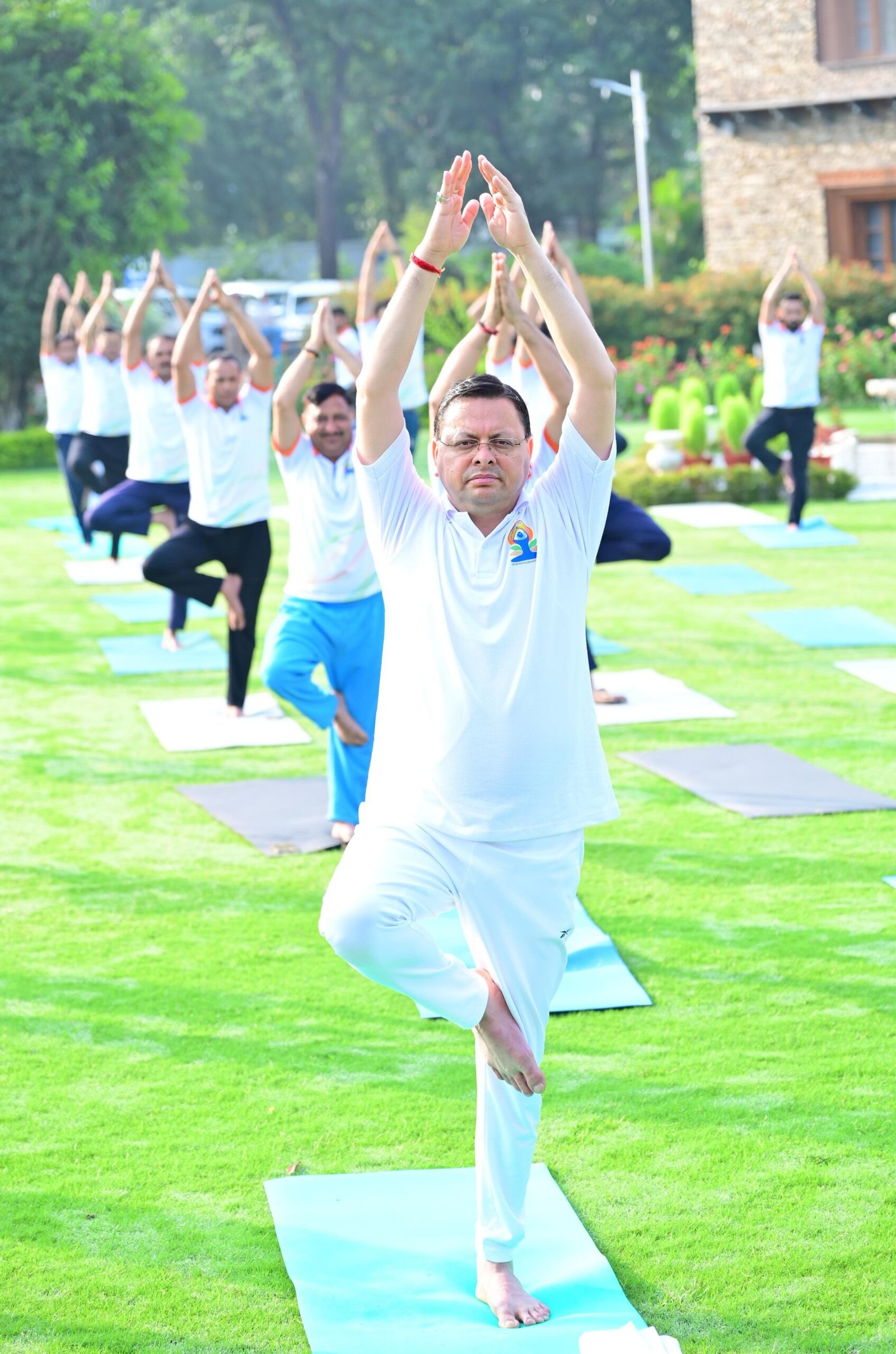 मुख्यमंत्री धामी ने किया योगाभ्यास, प्रदेशवासियों से योग को दिनचर्या में शामिल करने का आह्वान।