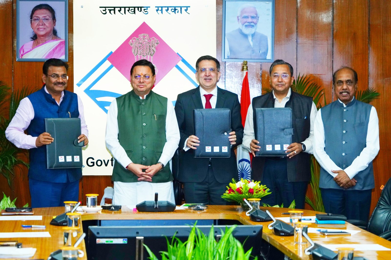 मुख्यमंत्री श्री पुष्कर सिंह धामी की उपस्थिति में सचिवालय में किये गये तीन महत्वपूर्ण समझौते।
