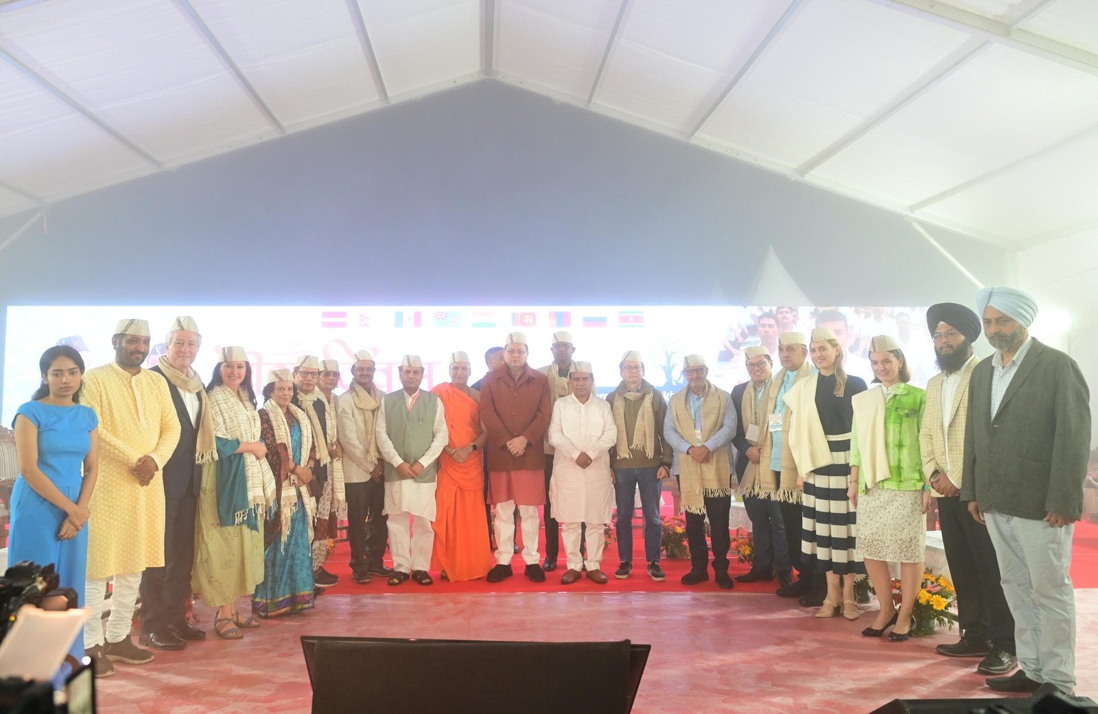 मुख्यमंत्री  पुष्कर सिंह धामी ने विदेशी मेहमानों का भराड़ीसैंण में किया स्वागत।