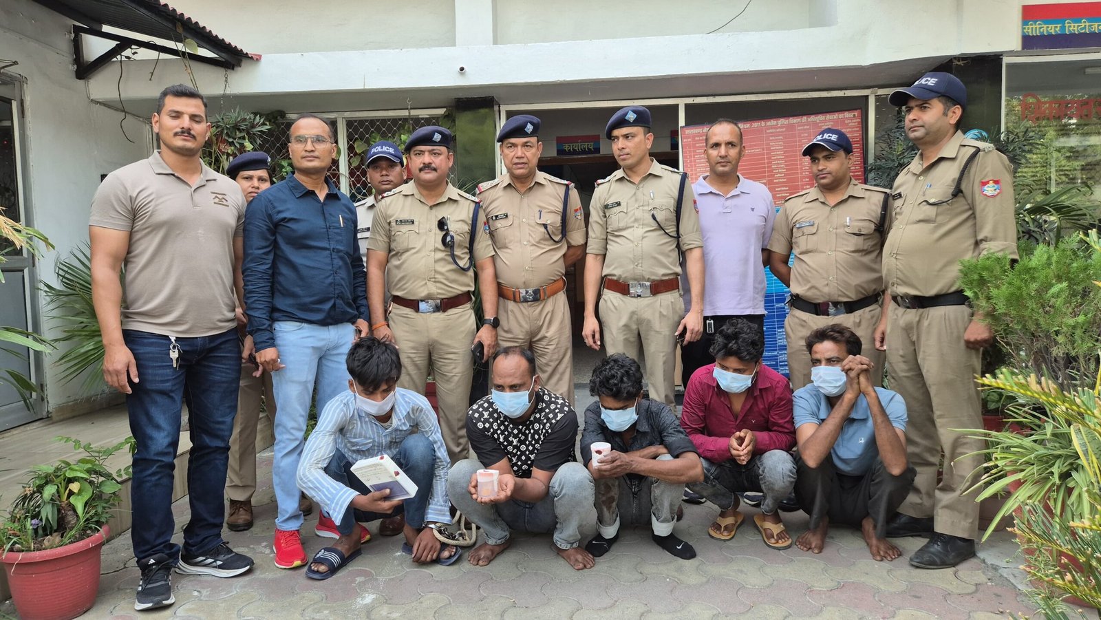 एस०एस०पी० नैनीताल ने हल्द्वानी और मुखानी क्षेत्र में हुई चोरी, नकबजनी, चैन स्नैचिंग, एवं लूट की घटनाओं का किया खुलासा, आरोपी गिरफ्तार चोरी के लाखों के आभूषण, मोबाईल और मो०साईकिले भी बरामद*  *